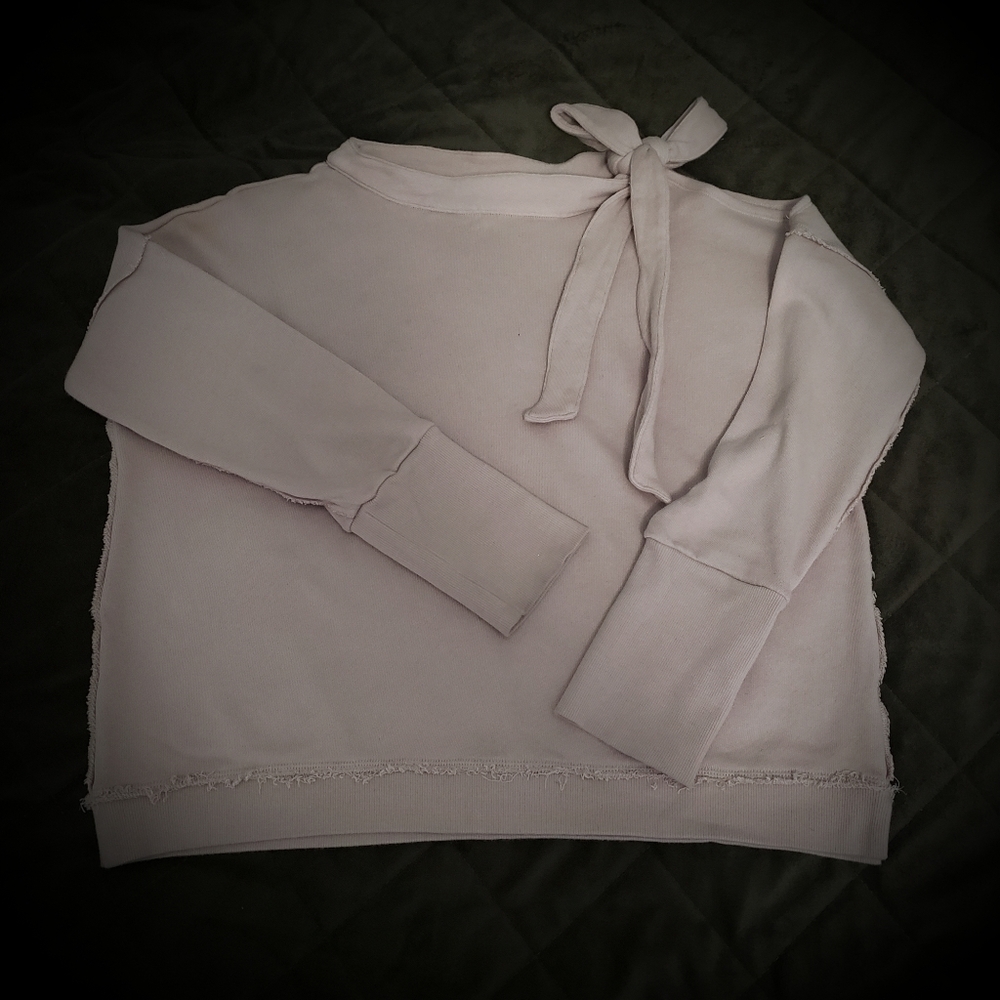 🏷MAKE AN OFFER!! Coldshoulder Sweater